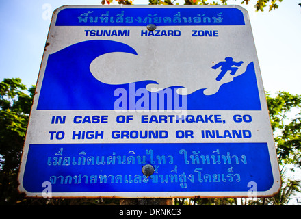 Tsunami-Evakuierung-Zeichen in der Nähe von einem Strand in Thailand Stockfoto