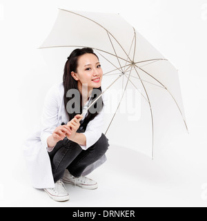 Ärztin nimmt weißen Regenschirm für Portrait. Stockfoto