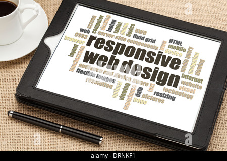 Responsive Web Design Wortwolke auf digitale Tablett mit einer Tasse Kaffee Stockfoto