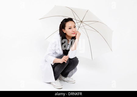 Ärztin nimmt weißen Regenschirm für Portrait. Stockfoto