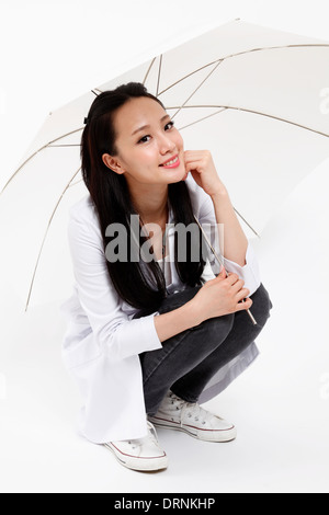 Ärztin nimmt weißen Regenschirm für Portrait. Stockfoto