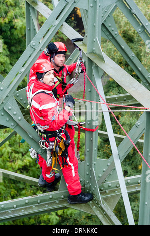 Örtlichen Feuerwehren haben einen hohen Winkel Übung am alten Schifffahrtskanal Lift Henrichenburg zu retten. Stockfoto