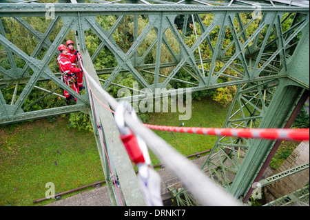 Örtlichen Feuerwehren haben einen hohen Winkel Übung am alten Schifffahrtskanal Lift Henrichenburg zu retten. Stockfoto