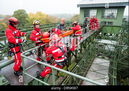 Örtlichen Feuerwehren haben einen hohen Winkel Übung am alten Schifffahrtskanal Lift Henrichenburg zu retten. Stockfoto