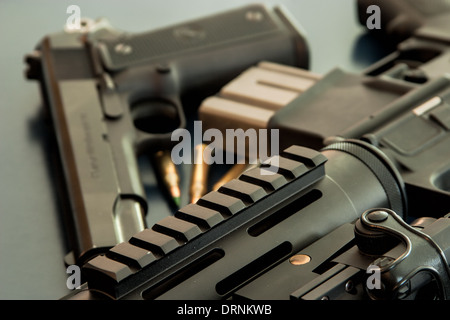 Verschiedene Waffen und Munition auf dunklem Tisch Stockfoto