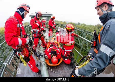 Örtlichen Feuerwehren haben einen hohen Winkel Übung am alten Schifffahrtskanal Lift Henrichenburg zu retten. Stockfoto