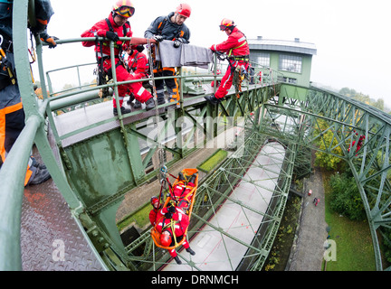 Örtlichen Feuerwehren haben einen hohen Winkel Übung am alten Schifffahrtskanal Lift Henrichenburg zu retten. Stockfoto