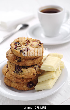 Kekse, weißer Schokolade und Kaffee am Tisch Stockfoto
