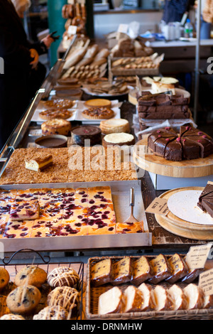 Kuchen zum Verkauf im Borough Market Stockfoto