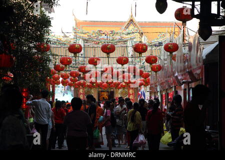 Bangkok, Thailand. 30. Januar 2014. Menschen kommen zu betet an chinesische Tempel in Chinatown. Chinese New Year feiern heute und begrüßen Sie das Jahr des Pferdes. City große Demonstrationen werden als Thailands Parlamentswahl stattfinden wird erwartet, findet am 2. Februar hat schon eingehüllt in Streit. Stockfoto