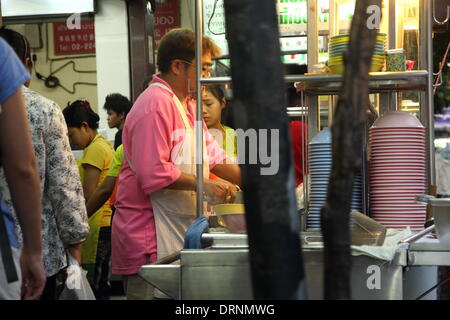 Bangkok, Thailand, 30. Januar 2014. Kaufmann zubereiten für Kunden an einem Straßenstand auf Yaowarat Road Chinese New Year feiern heute und Willkommen im Jahr des Pferdes. City große Demonstrationen werden als Thailands Parlamentswahl stattfinden wird erwartet, findet am 2. Februar hat schon eingehüllt in Streit. Stockfoto