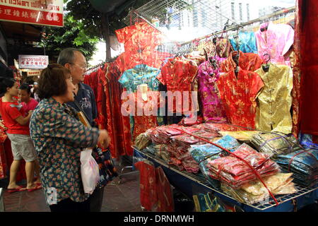 Bangkok, Thailand, 30. Januar 2014. Kunden, die auf der Suche nach einem Straßenstand bedeutet Chinesisches Neujahr Kleidung auf Yaowarat Road Chinese New Year feiern heute und begrüßen Sie das Jahr des Pferdes. City große Demonstrationen werden als Thailands Parlamentswahl stattfinden wird erwartet, findet am 2. Februar hat schon eingehüllt in Streit. Stockfoto