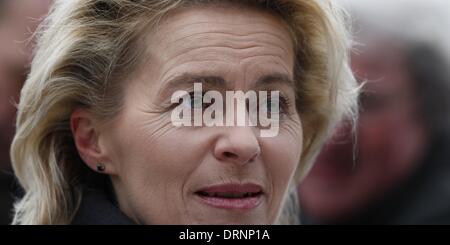 Berlin, Deutschland. 30. Januar 2014. Ursula von der Leyen (CDU), Minister der Verteidigung erhält der israelische Verteidigungsminister Mosche '' Drehgestell '' Jaalon mit mit militärischen Ehren und geben eine gemeinsame Presse Aussagen, in Berlin, Deutschland, am 30. Januar 2014. / Bilder: Ursula von der Leyen (CDU), Minister der Verteidigung. Reynaldo Paganelli/NurPhoto/ZUMAPRESS.com/Alamy © Live-Nachrichten Stockfoto