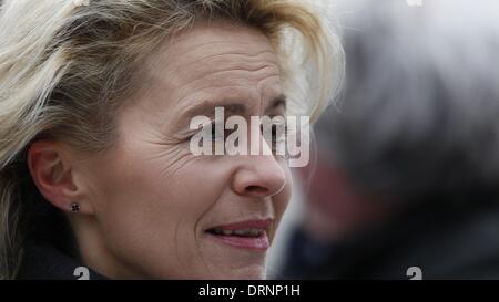 Berlin, Deutschland. 30. Januar 2014. Ursula von der Leyen (CDU), Minister der Verteidigung erhält der israelische Verteidigungsminister Mosche '' Drehgestell '' Jaalon mit mit militärischen Ehren und geben eine gemeinsame Presse Aussagen, in Berlin, Deutschland, am 30. Januar 2014. / Bilder: Ursula von der Leyen (CDU), Minister der Verteidigung. Reynaldo Paganelli/NurPhoto/ZUMAPRESS.com/Alamy © Live-Nachrichten Stockfoto