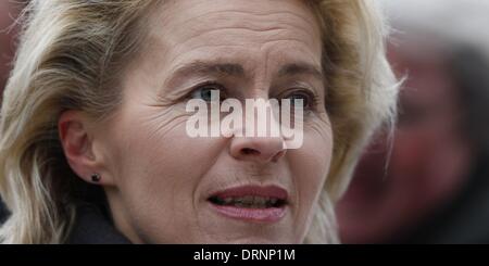 Berlin, Deutschland. 30. Januar 2014. Ursula von der Leyen (CDU), Minister der Verteidigung erhält der israelische Verteidigungsminister Mosche '' Drehgestell '' Jaalon mit mit militärischen Ehren und geben eine gemeinsame Presse Aussagen, in Berlin, Deutschland, am 30. Januar 2014. / Bilder: Ursula von der Leyen (CDU), Minister der Verteidigung. Reynaldo Paganelli/NurPhoto/ZUMAPRESS.com/Alamy © Live-Nachrichten Stockfoto