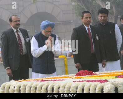 Neu-Delhi, Neu-Delhi, Indien. 30. Januar 2014. Der indische Premierminister Manmohan Singh zahlt Tribut an Mahatma Gandhi Memorial in Rajghat, Neu-Delhi Indien, 30. Januar 2014. Am 30. Januar 1948, wurde Gandhi ermordet, während er auf einer Plattform ging, er war ein Gebetstreffen. Bildnachweis: Partha Sarkar/Xinhua/Alamy Live-Nachrichten Stockfoto