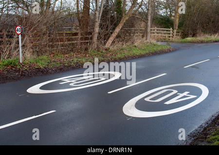 40 km/h Höchstgeschwindigkeit Markierungen auf der Straße, UK Stockfoto