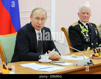 St Petersburg, Russland. 27. Januar 2014. Der russische Präsident Vladimir Putin bei einem Treffen mit Veteranen des zweiten Weltkriegs. Der russische Präsident Vladimir Putin bei einem Treffen mit Veteranen des zweiten Weltkriegs 27. Januar 2014 in St. Petersburg. © Andrey Pronin/NurPhoto/ZUMAPRESS.com/Alamy Live-Nachrichten Stockfoto