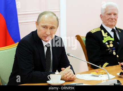 St Petersburg, Russland. 27. Januar 2014. Der russische Präsident Vladimir Putin bei einem Treffen mit Veteranen des zweiten Weltkriegs. Der russische Präsident Vladimir Putin bei einem Treffen mit Veteranen des zweiten Weltkriegs 27. Januar 2014 in St. Petersburg. © Andrey Pronin/NurPhoto/ZUMAPRESS.com/Alamy Live-Nachrichten Stockfoto