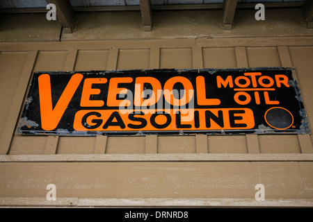 Altmodische Zeichen für Veedol Benzin und Motoröl Stockfoto