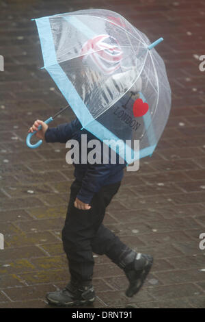 London UK. 30. Januar 2014. Ein kleines Kind geht mit einem großen See-through Regenschirm als der Regen weiterhin die Hauptstadt und viele Teil des Vereinigten Königreichs Kredits beeinflussen: Amer Ghazzal/Alamy Live-Nachrichten Stockfoto