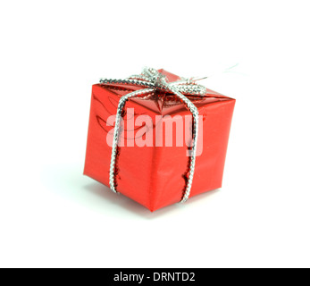 Rotes Geschenk gefesselt von einem Band auf dem isolierten weißen Hintergrund Stockfoto