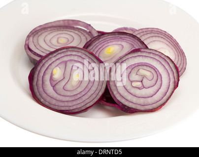 Dunkel blaue Zwiebeln auf einem Teller auf dem isolierten weißen Hintergrund Stockfoto