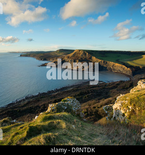 Späten Nachmittag Ausblick über Chapmans Pool mit der Sonne reflektiert das Gesicht Houns-Tout Klippe. Dorset, UK Stockfoto