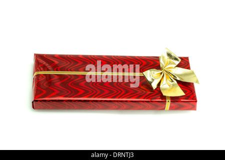 Rotes Geschenk mit Schleife gefesselt von einem Band auf dem weißen Hintergrund isoliert Stockfoto