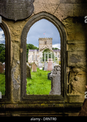 St. Oswald Kirche, Filey, durch das Fenster des Mausoleums Rudston erschossen. North Yorkshire. Stockfoto