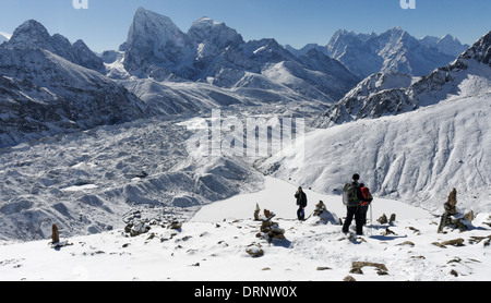 Wanderer auf dem Gipfel des Gokyo Ri, Nepal himalaya Stockfoto