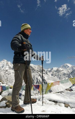 Eine Dame Wanderer auf dem Gipfel des Gokyo Ri, Nepal Himalaya mit Mount Everest über Stockfoto