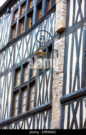 Traditionelles Gebäude im Tudor-Stil mit Holzrahmen in der Rue Stephen Liegeard im mittelalterlichen Dijon in der Region Burgund, Frankreich Stockfoto