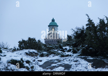 Hammer Knude Leuchtturm thront auf einem Hügel über dem Meer. Es ist Winter und der Boden ist mit Schnee bedeckt. Stockfoto