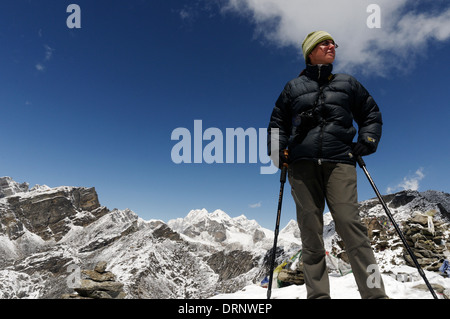 Eine Dame Wanderer auf dem Gipfel des Gokyo Ri, Nepal himalaya Stockfoto