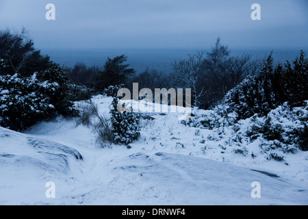 Die verschneiten Hügel über dem Meer auf Hammer Knude, Nordwesten von Bornholm. Stockfoto