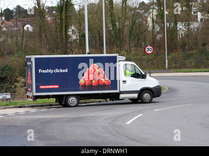 Ein Tesco-LKW, die Eingabe von Aroundabout in Coulsdon, Surrey, England Stockfoto