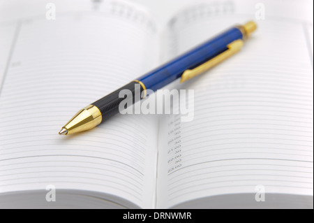 Öffnen Sie Kalender mit Stift Stockfoto