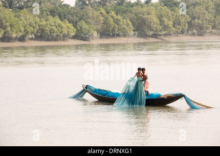 Angelboot/Fischerboot in den Sunderbans, einen tief liegenden Bereich des Ganges-Delta im Osten Indiens, ist sehr anfällig für Meeresspiegelanstieg. Stockfoto