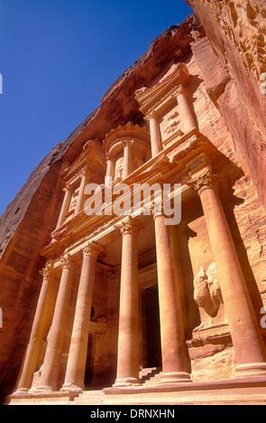 Vordere geschnitzten Fassade des Treasury Petra Jordanien petra Treasury al Khazneh der Schatzkammer in der Rose Gold Stadt Petra in Jordanien Naher Osten Stockfoto