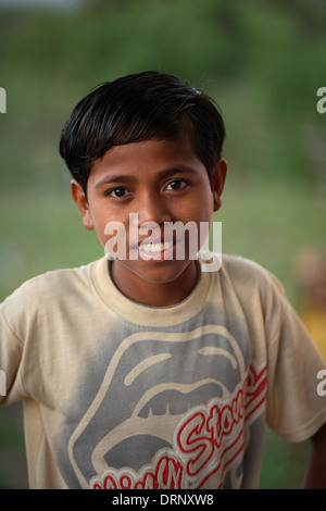Porträt eines lächelnden indonesischen Jungen in die Kamera schaut. Insel Sumba, Indonesien Stockfoto