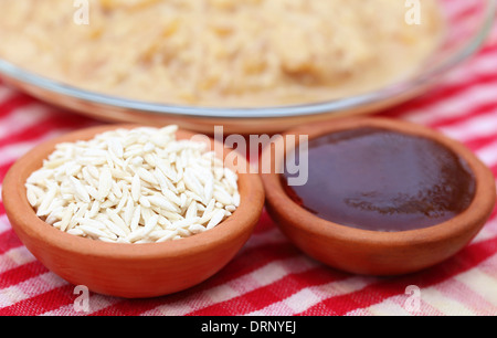 Datum Melasse mit Payesh gemacht, handgemachte Nudeln Stockfoto