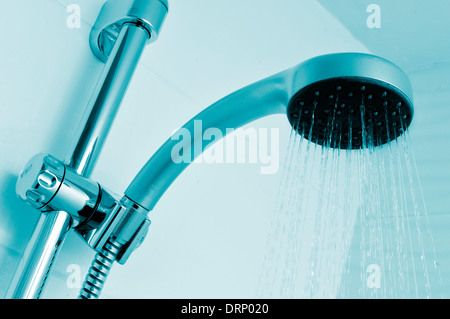 Nahaufnahme von einem höhenverstellbaren Duschkopf Wasser gießen Stockfoto