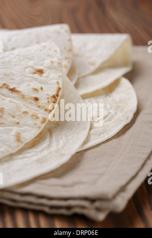 Weizen Tortillas, nach dem alten Holztisch rustikalen Stil runden Stockfoto