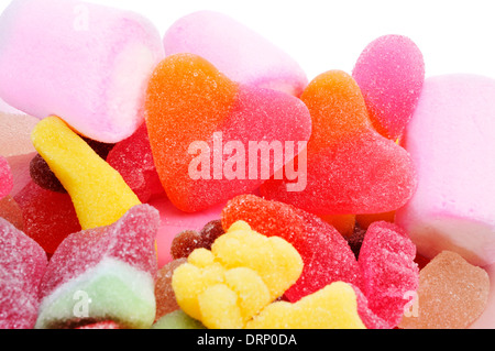 Nahaufnahme von einem Haufen von verschiedenen Bonbons mit einer herzförmigen Bonbons in der Mitte Stockfoto