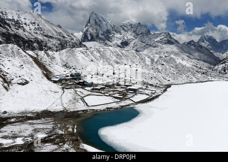 Das Dorf Gokyo mit den Gokyo Seen und Cholatse vom Gokyo Ri, Nepal Himalaya aus gesehen Stockfoto