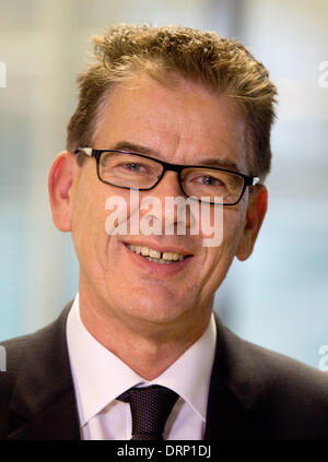 Berlin, Deutschland. 30. Januar 2014. Deutsche Entwicklungsminister Gerd Mueller schaut in die Kamera in Berlin, Deutschland, 30. Januar 2014. Foto: KAY NIETFELD/Dpa/Alamy Live News Stockfoto