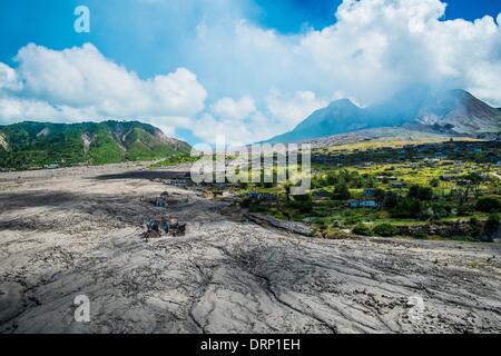 Blick auf Haus Ruinen in einem erstarrten Lavastrom auf der Insel Montserrat in der Nähe von Vulcano SoufriÃ re Hügel. -Oktober 2013. Stockfoto