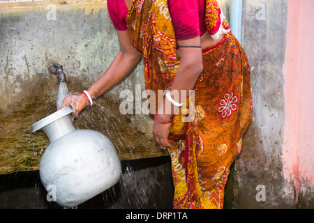 Dorfbewohner auf einer abgelegenen Insel in der Sunderbans, einen tief liegenden Bereich, anfällig für Meeresspiegelanstieg, Indien, sammeln auch Wasser aus dem Bohrloch. Stockfoto