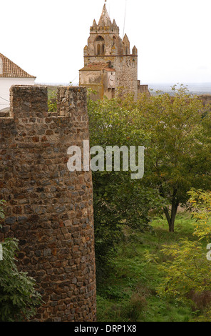 Portugal. Montemor-o-Novo. Mauern der Burg und der Uhrturm am Botton. Im 13. Jahrhundert erbaut. Alentejo Region. Stockfoto